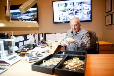 Gold bugs look elsewhere as metal fades in value